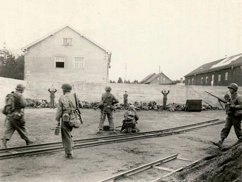 fot. United States Holocaust Memorial Museum - Rozstrzeliwanie esesmanów przez Amerykanów w Dachau