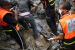 Palestyńscy ratownicy wydobywają ciało spod gruzów, PAP/EPA