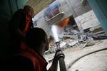 Palestyńscy stażacy dogaszają ruiny, PAP/EPA