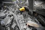 Zburzony dom w Gazie, poszukiwanie zabitych i rannych, PAP/EPA
