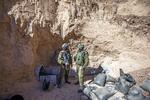 Izraelscy żołnierze pokazują tunel palestyński, który służył do przemytu i ataków na Izrael, PAP/EPA