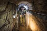 Izraelscy żołnierze pokazują tunel palestyński, który służył do przemytu i ataków na Izrael, PAP/EPA