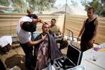Izraelscy żołnierze u fryzjera. Fot. PAP / EPA