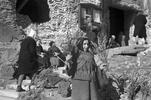 Marzec 1945. Sprzedaż palm wielkanocnych przed zrujnowanym kościołem pw. Świętego Krzyża przy ul. Krakowskie Przedmieście. meg PAP