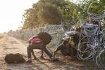 Imigranci szturmują ogrodzenie na granicy Węgier, PAP/EPA