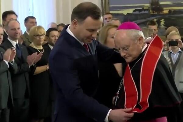 Prezydent Andrzej Duda odznacza abpa Henryka Hosera