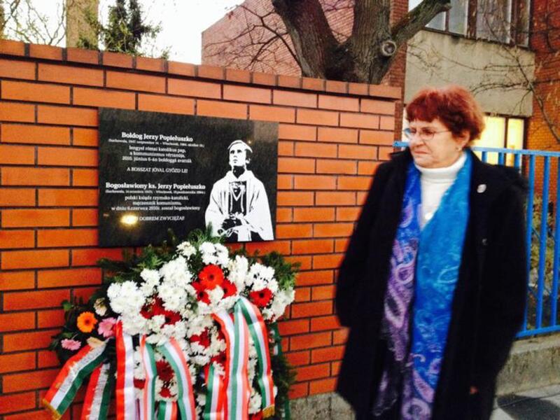 Maria Wittner pod tablicą ku czci bł ks. Jerzego Popiełuszki w Budapeszcie, fot. wPolityce.pl