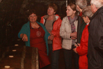 Pani Benkő (pierwsza z lewej) w swojej piwnicy winiarskiej / autor: benkoborhaz.hu