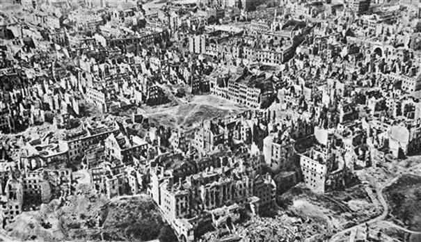 autor: Warszawa w styczniu 1945 - w większości zniszczona na skutek celowych działań okupanta niemieckiego [18]