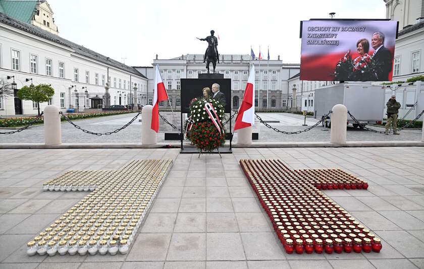 Znicze przed Pałacem Prezydenckim w Warszawie / autor: PAP/Radek Pietruszka