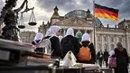 Dziewczęta przed gmachem Reichstagu.webp
