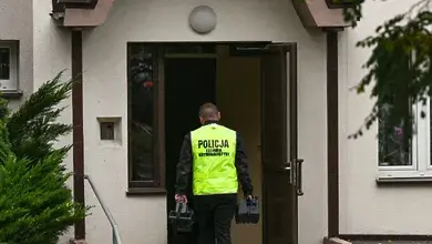 Służby przed jednym z bloków na osiedlu Pod Dalnią w Kielcach.webp