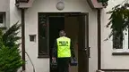 Służby przed jednym z bloków na osiedlu Pod Dalnią w Kielcach.webp