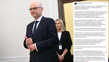 Polityczny spór w korytarzu rządowym.webp