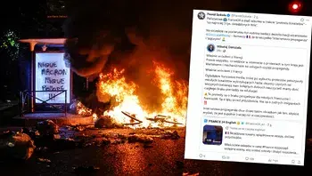 Nocny protest pod płonącą barykadą.webp