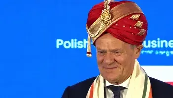 Donald Tusk w czerwono-złotym turbanie.webp
