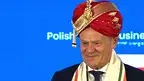 Donald Tusk w czerwono-złotym turbanie.webp
