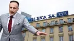Mówca przed siedzibą TVP Polska SA.webp