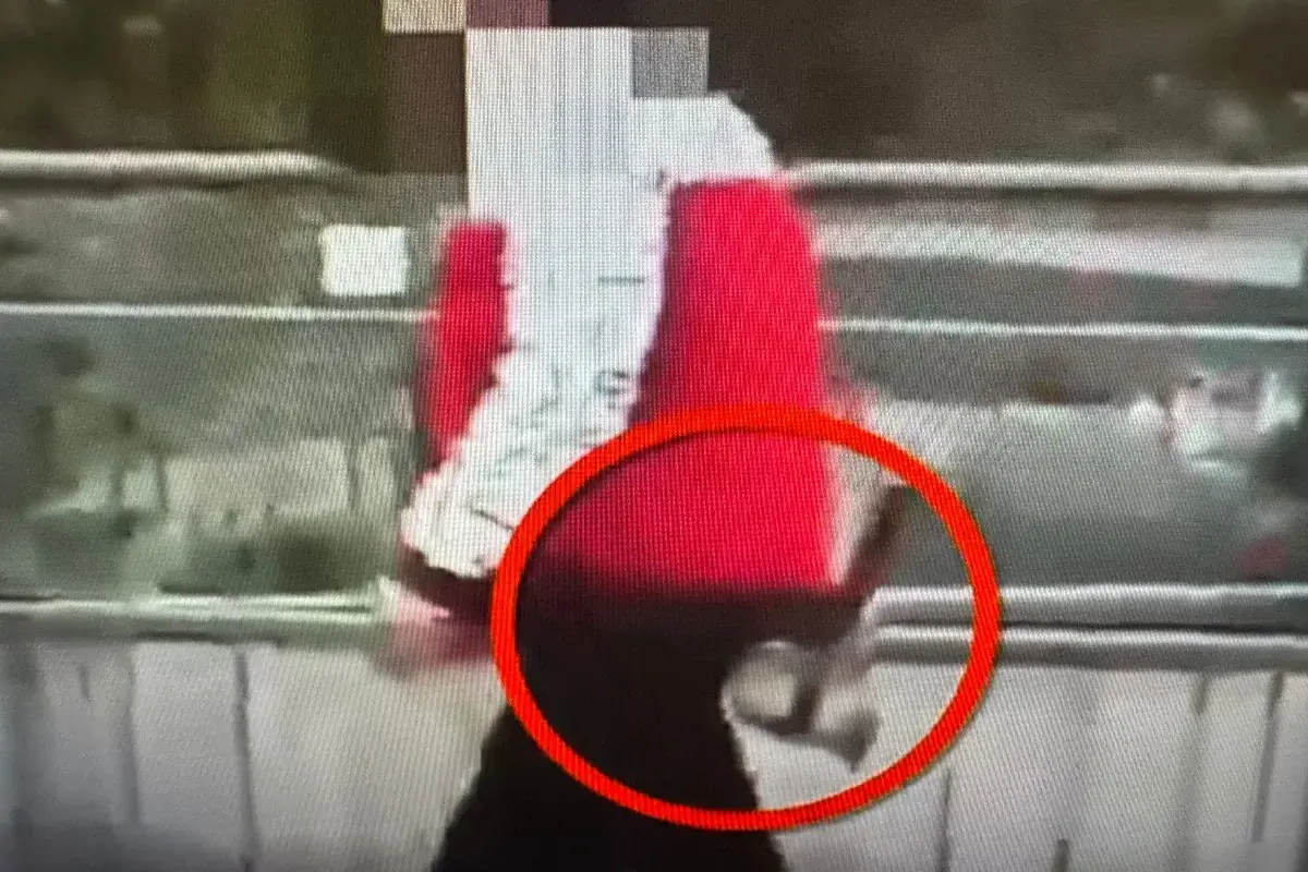 Z siekierą w centrum Warszawy. Policjant rozpoznał mężczyznę