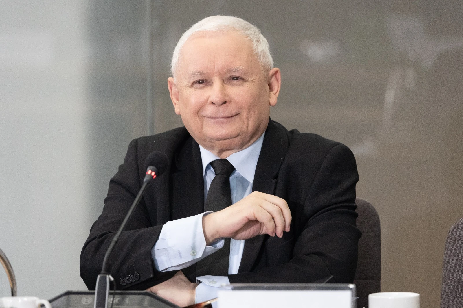 Prętem po klatce. Są wściekli po słowach Kaczyńskiego o UE!