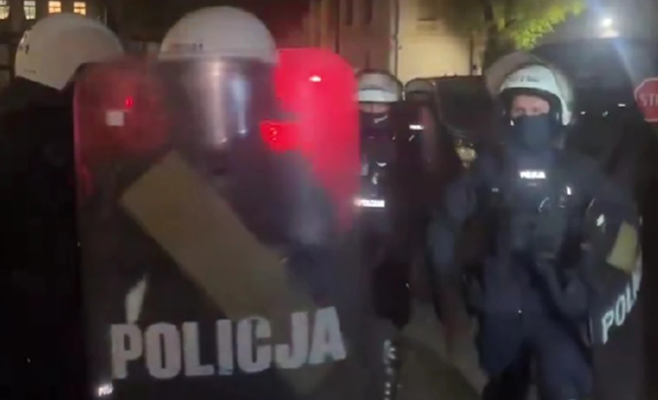 Dlaczego wysłali "białe kaski" na TK? Oburzające tłumaczenia policji!