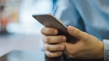 iphone-smartphone-writing-hand-apple-technology-641621-pxhere.com.webp