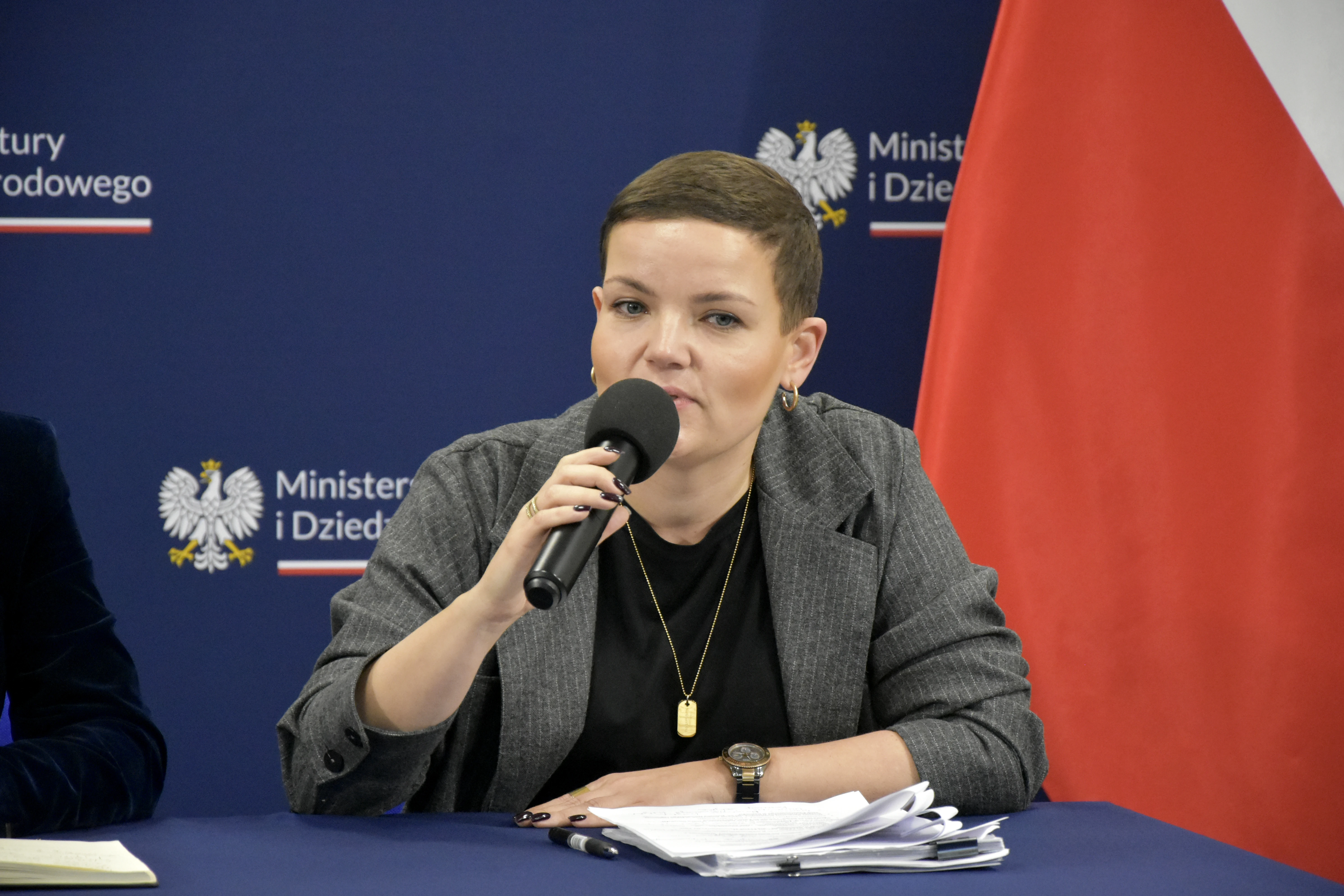 Miliardy długu, a minister płaci za stare ściery! Kuriozalna wystawa