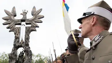 Odsłonięcie pomnika ofiar rzezi Wołyńskiej w Domostawie.webp