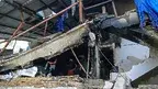 Palestyńczycy oglądają zniszczony dom po izraelskim ataku w mieście Gaza.webp