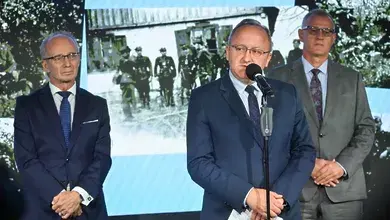 Zastępcy prezesa IPN Karol Polejowski i Krzysztof Szwagrzyk oraz zastępca PG, dyrektor Głównej Komisji Ścigania Zbrodni przeciwko Narodowi Polskiemu Andrzej Pozorski..webp