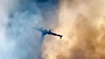 Samolot zrzuca wodę na pożar lasu na południu Francji.webp