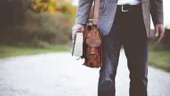pexels-bag-1868758_1920.webp