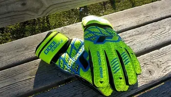 Football_goalkeeper_gloves_Force_1000.webp